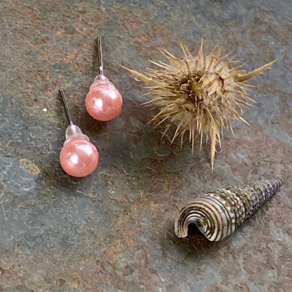 🎈Sale 🎈2 for $10 NWOT spring baby pink faux Pearl small ball post earrings - Picture 1 of 6